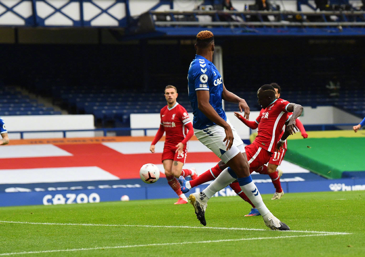 绕过人墙直 绕过人墙直